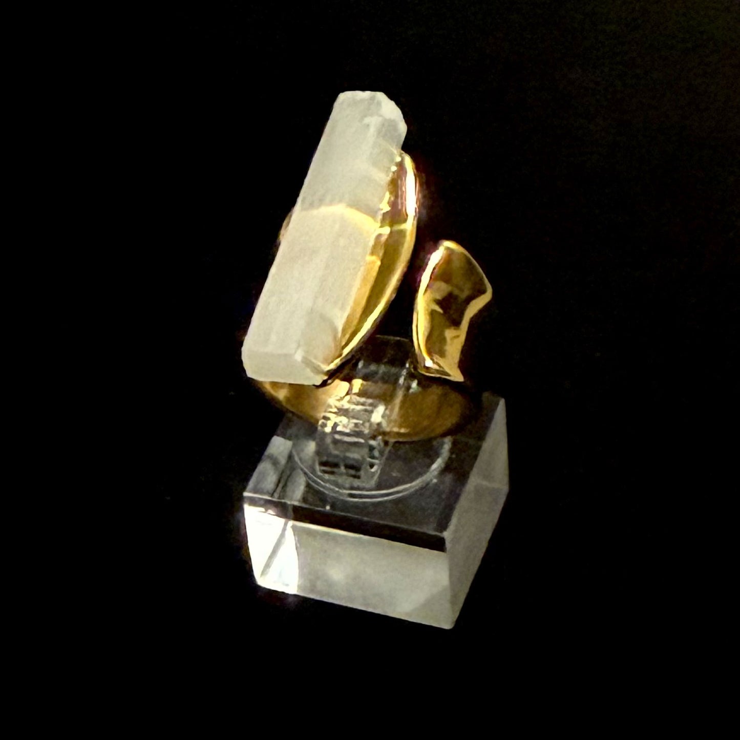 Fashion geometrical gold ring with a selenite stick (size 8).
