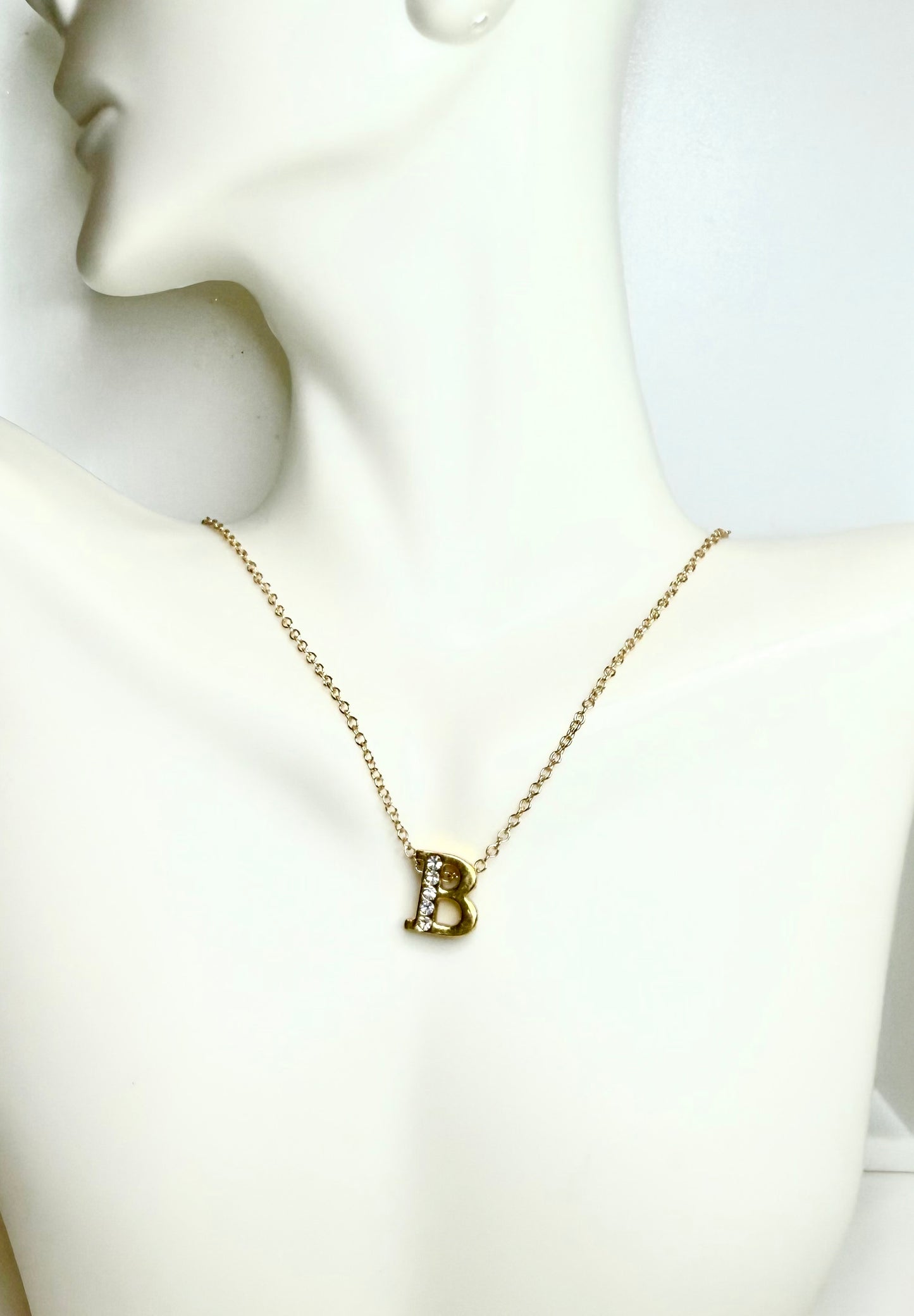 Gold-colored letter B necklace (16cm).