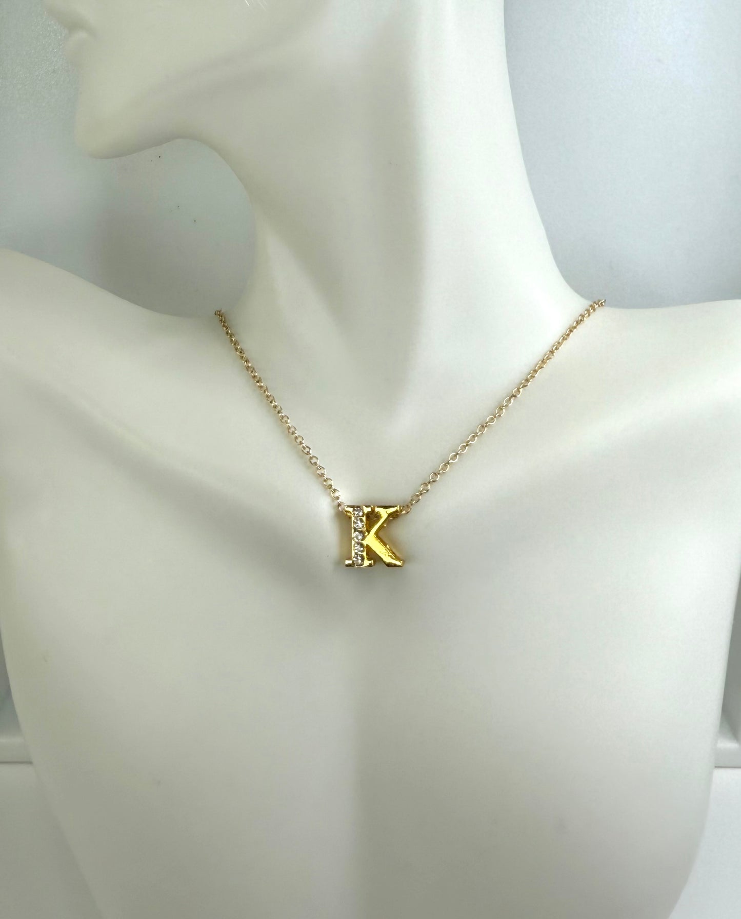 Gold-colored letter K necklace (16cm).