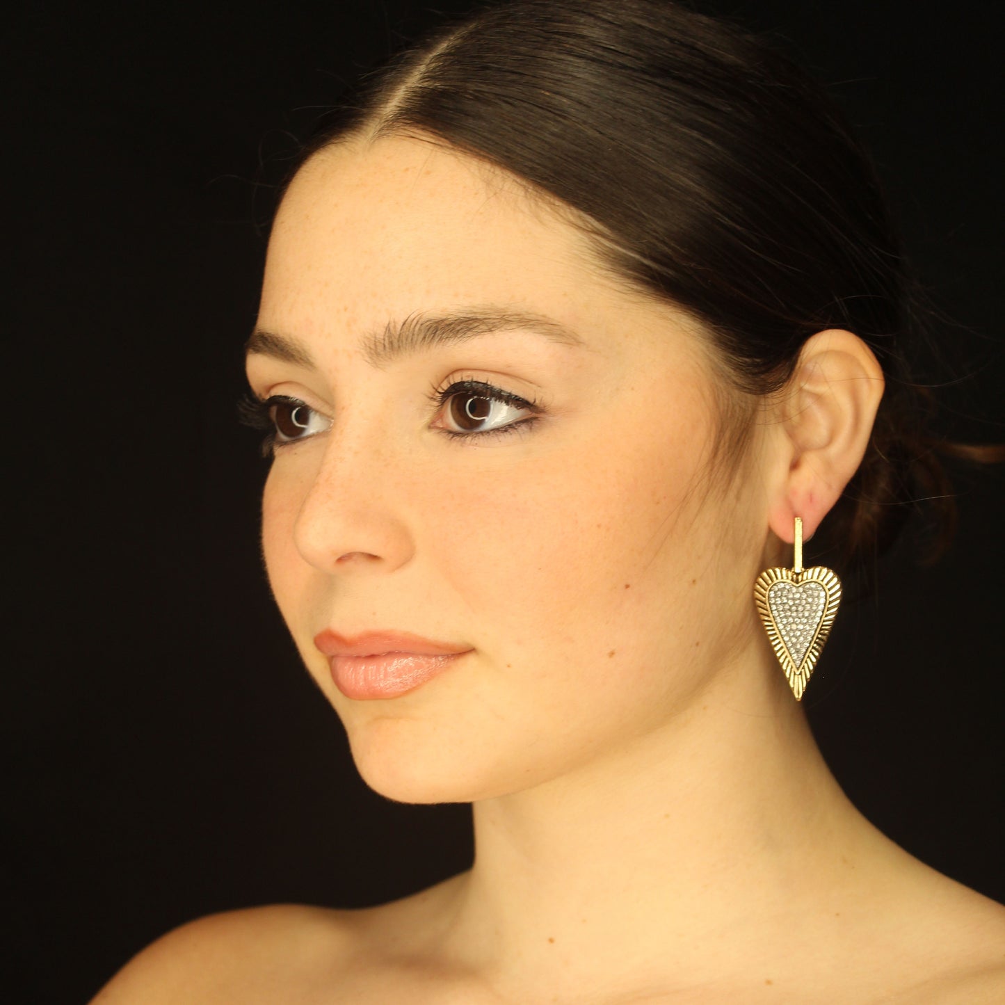 Elegant gold silver heart earrings with rhinestones.
