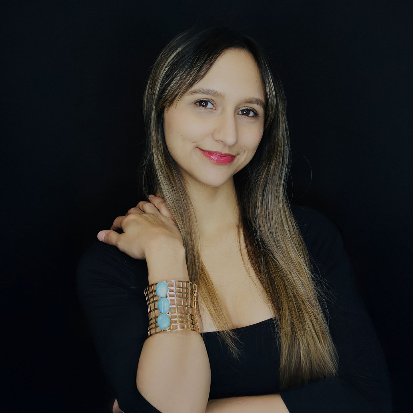 Fashion cuff gold bracelet with 3 turquoise beds.
