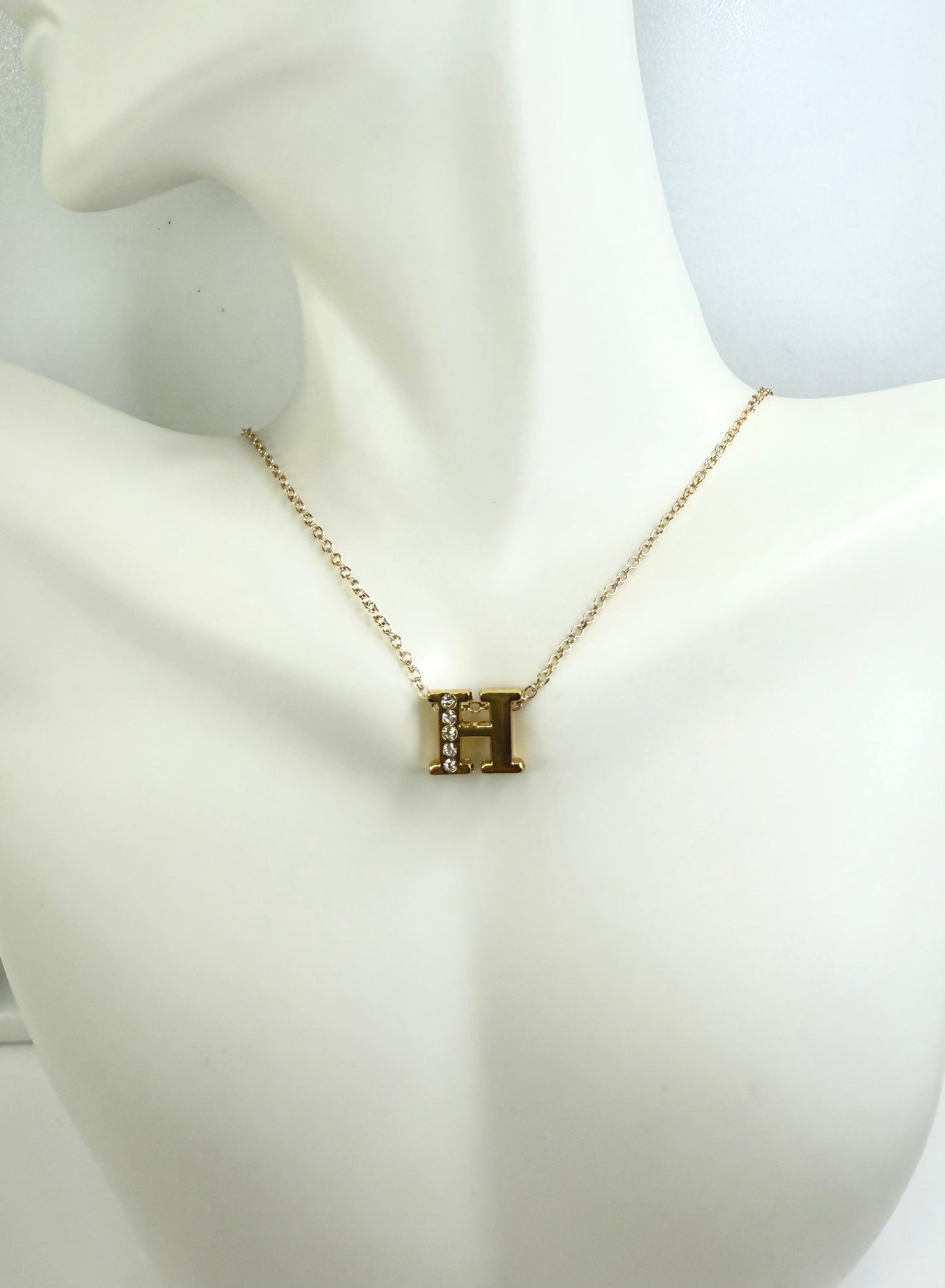 Gold-colored letter H necklace (16cm).