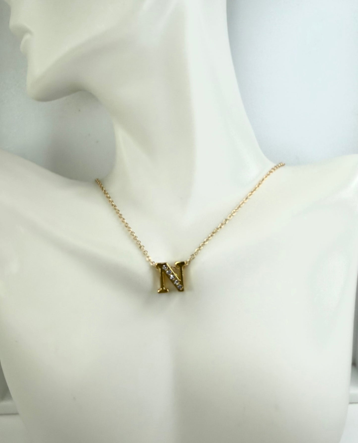 Gold-colored letter N necklace (16cm).