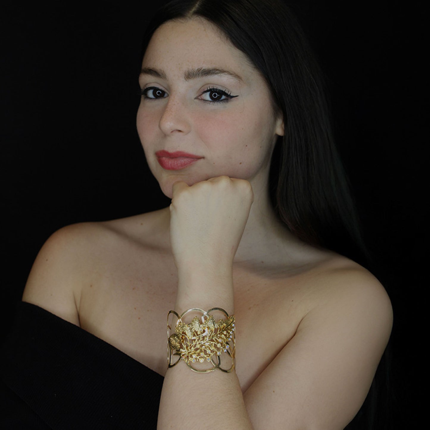 Fashion cuff gold leaf rhinestones bracelet.